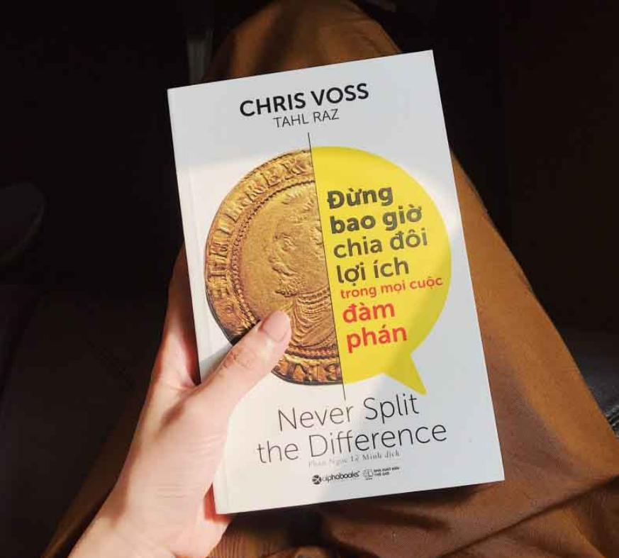 Sách kỹ năng: Đừng Bao Giờ Chia Đôi Lợi Ích Trong Mọi Cuộc Đàm Phán – Chris Voss